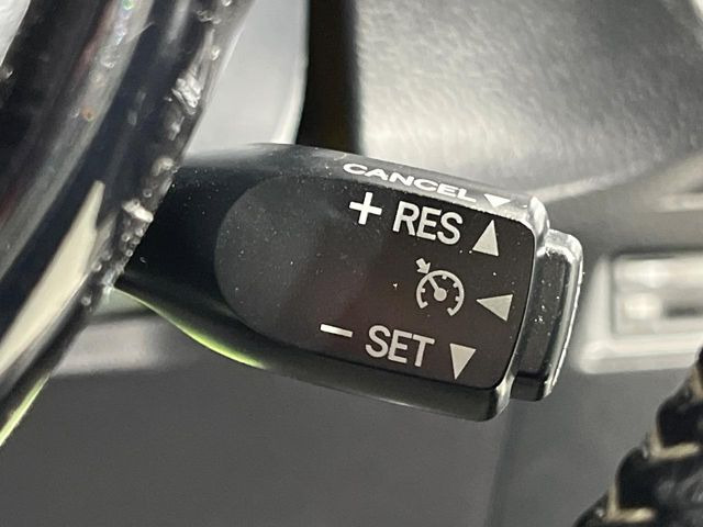 【クルーズコントロール】高速道路もラクラク走行。アクセルを離しても一定速度で走行ができ、長距離運転時の負担を軽減!加速・減速も簡単なスイッチ操作で調整できます。