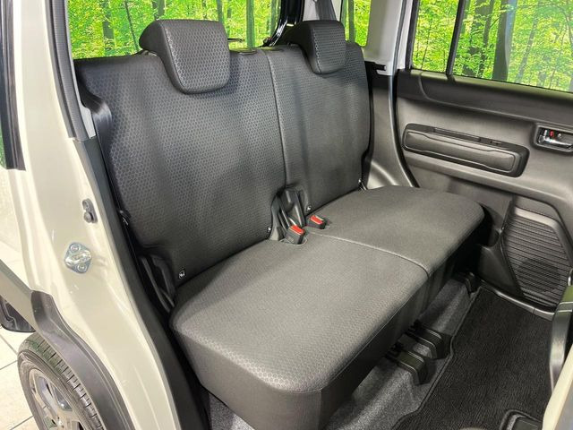 広々とした2列目シートは居住性が高く、居心地も快適!友達や家族とのお出かけにぴったりです。ベビーシートやチャイルドシート使用時も快適にお過ごしいただける十分な空間を確保しています。
