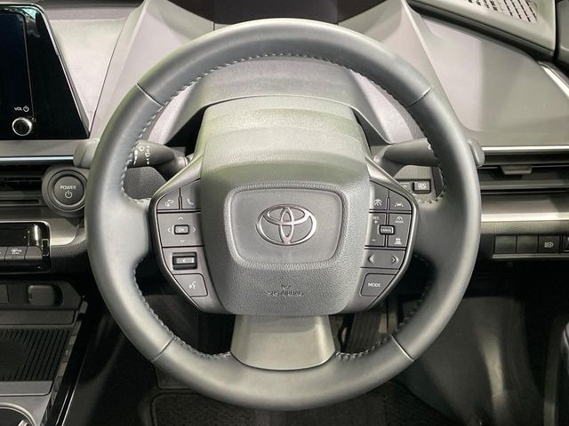 �C���e���A�ɍ��킹���f�U�C���̃X�e�A�����O�́A�^�]�������̂��Ƃ��l���A�^�]���₷���`��A�傫���ł��B�����x�A���ۂɐG���Ă��m���߂��������B