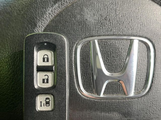 �yHonda�X�}�[�g�L�[�z�J�o����|�P�b�g�ɓ��ꂽ�܂܂ł��h�A�̎{���E�������\�ȃX�}�[�g�L�[�𑕔��B�G���W���̃I���E�I�t�����J�M�����o���K�v����������Ƃ��Ă��֗��ł���