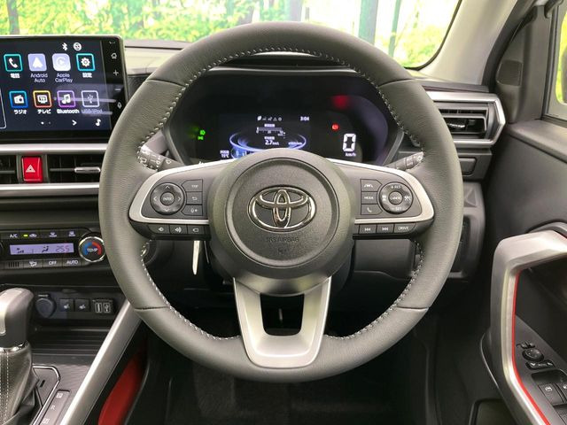 �C���e���A�ɍ��킹���f�U�C���̃X�e�A�����O�́A�^�]�������̂��Ƃ��l���A�^�]���₷���`��A�傫���ł��B�����x�A���ۂɐG���Ă��m���߂��������B