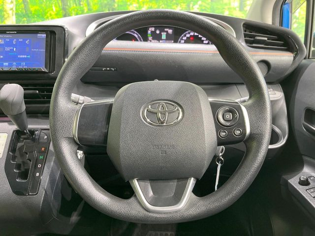 �C���e���A�ɍ��킹���f�U�C���̃X�e�A�����O�́A�^�]�������̂��Ƃ��l���A�^�]���₷���`��A�傫���ł��B�����x�A���ۂɐG���Ă��m���߂��������B