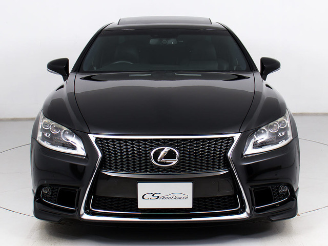 禁煙車です!室内は嫌なニオイも無く、すごく綺麗な状態です!禁煙車・・特にセダンタイプのお車では少ないですよね!!タバコのニオイが苦手なお客様必見です!快適にご乗車頂けます!!