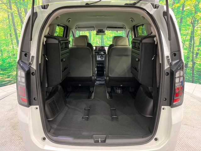 ���i�̂���������ʋ΁A���}���ɏ\���ȉ׎��X�y�[�X���m�ۂ��Ă���܂��B�Z�J���h�V�[�g��|���ƁA�傫�ȉו��̐ύڂ��\�ł���