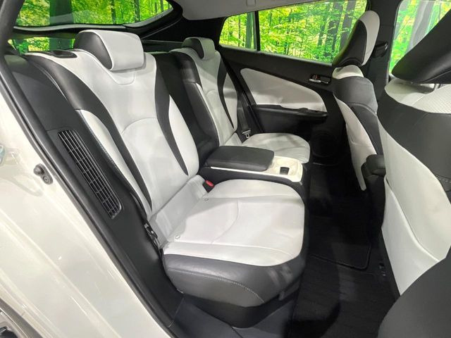 後部座席も気になるようなキズ・汚れやへたり等、大きなダメージはなく、良好な状態です。