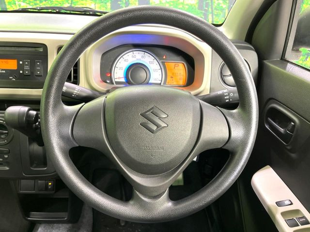 �C���e���A�ɍ��킹���f�U�C���̃X�e�A�����O�́A�^�]�������̂��Ƃ��l���A�^�]���₷���`��A�傫���ł��B�����x�A���ۂɐG���Ă��m���߂��������B