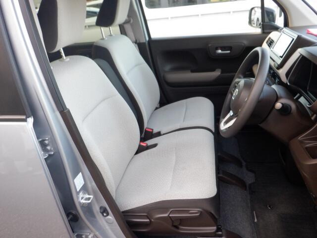 フロントシートも状態良好ですよ。大きな汚れもなく、安心です。座り心地もいいですよ。