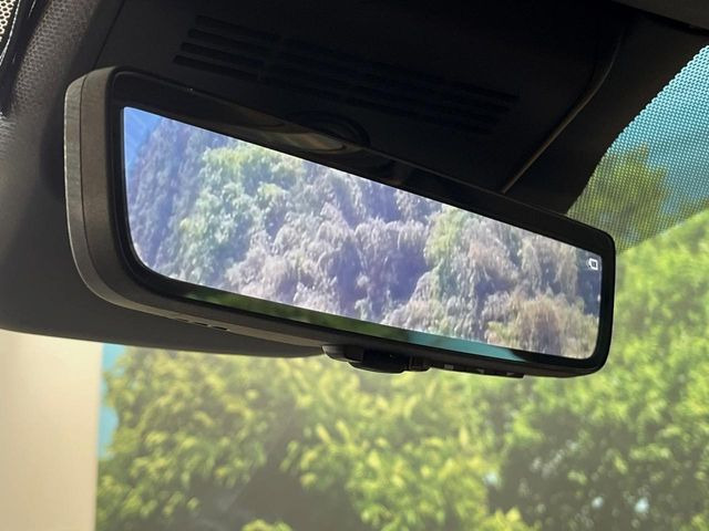 【デジタルインナーミラー】後席の大きな荷物や同乗者で後方が確認しづらい時でも安心!カメラが撮影した車両後方の映像をルームミラー内に表示。クリアな視界で状況の確認が可能です!
