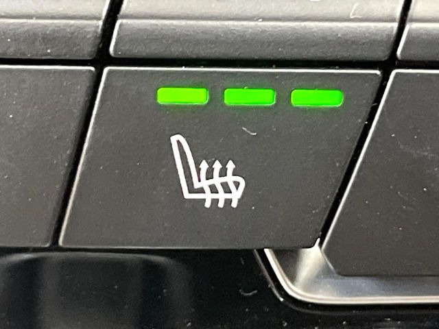 ●フロントシートヒーティング:運転席・助手席共に三段階で調節が可能なシートヒーターを装備しております。季節を問わず快適にご使用いただけます。