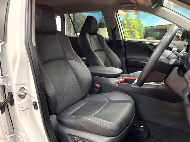 【合皮レザーシート】汚れのふき取りが容易でメンテナンスもが簡単な、機能性に優れる合成皮革を採用した上質なシートです。座り心地もよく、高級感あふれる心地良い車内空間を演出してくれます。