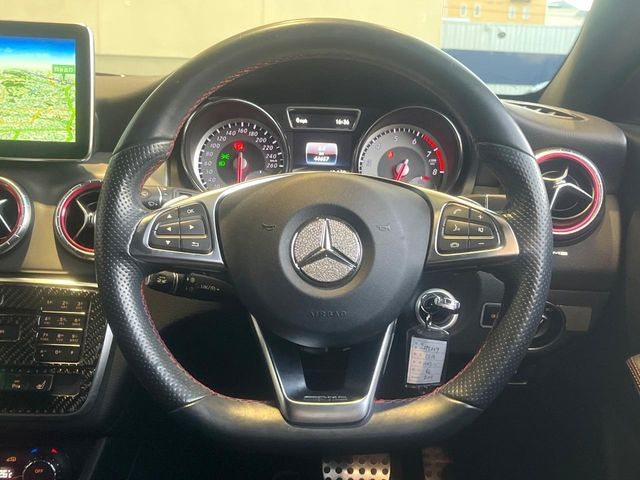 ���}���`�t�@���N�V�����X�e�A�����O:�n���h���̍��E�̃{�^���ŃI�[�f�B�I�̑I���≹�ʂ̒��߂��\�ł��B�n���h�����������������ł���̂ň��S�ł��ˁ�