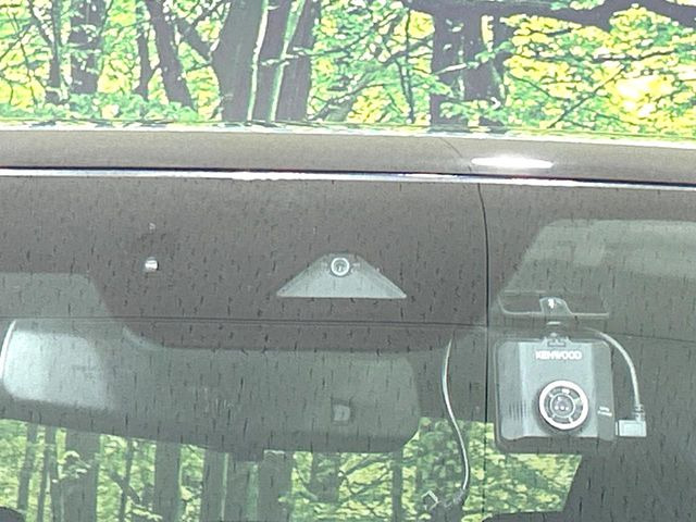 �yi-ACTIVESENSE�z���s���ɑO���̎ԗ�����F�����A�Փ˂������Ȏ��͌x��ƃu���[�L�ŏՓˉ���Ɣ�Q�y�����A�V�X�g�B�����S�Ƀh���C�u�����y���݂��������܂��B