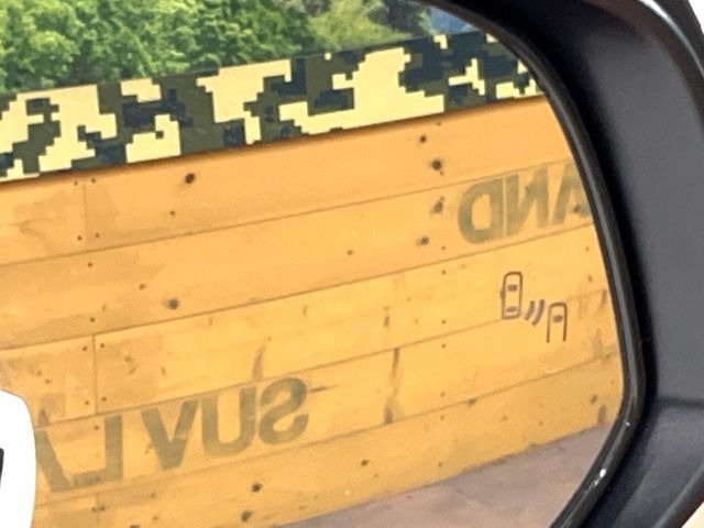 【ブラインドスポットモニター】走行中、ドアミラーの死角になりやすい箇所に後続車が接近するとサイドミラーのレンズに警告を表示!ドライバーに注意喚起をしてくれます。