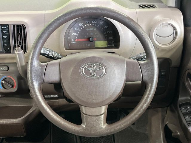 �C���e���A�ɍ��킹���f�U�C���̃X�e�A�����O�́A�^�]�������̂��Ƃ��l���A�^�]���₷���`��A�傫���ł��B�����x�A���ۂɐG���Ă��m���߂��������B