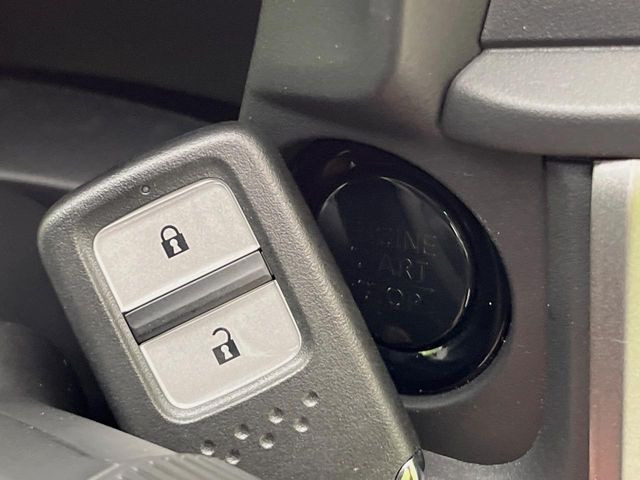 �yHonda�X�}�[�g�L�[�z�J�o����|�P�b�g�ɓ��ꂽ�܂܂ł��h�A�̎{���E�������\�ȃX�}�[�g�L�[�𑕔��B�G���W���̃I���E�I�t�����J�M�����o���K�v����������Ƃ��Ă��֗��ł���