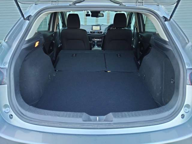 トランクも広々としてお仕事にも使いやすいです♪