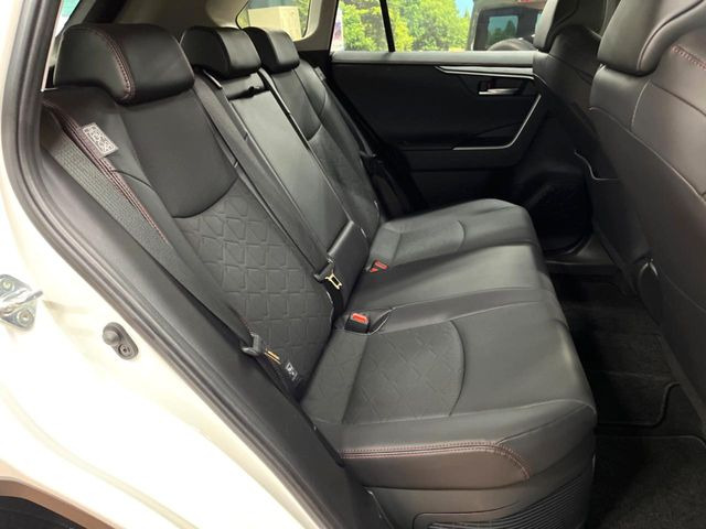 広々とした2列目シートは居住性が高く、居心地も快適!友達や家族とのお出かけにぴったりです。ベビーシートやチャイルドシート使用時も快適にお過ごしいただける十分な空間を確保しています。