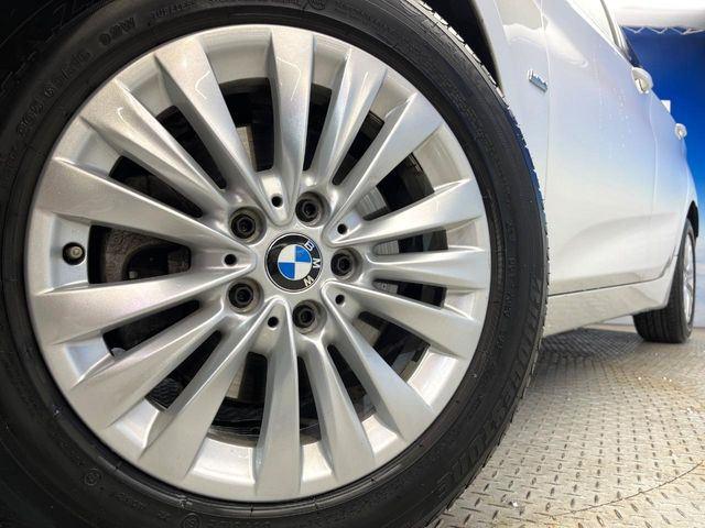 ●純正16インチアルミホイール:輸入車ならではの卓越した走りを支えるホイールと足回りです!日本車の走りに慣れている方にもぜひ体感して頂きたいほど、高いレベルでまとまっています!