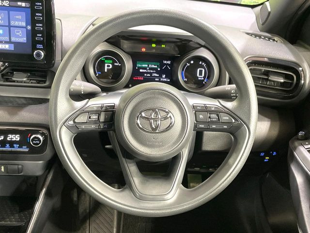 �C���e���A�ɍ��킹���f�U�C���̃X�e�A�����O�́A�^�]�������̂��Ƃ��l���A�^�]���₷���`��A�傫���ł��B�����x�A���ۂɐG���Ă��m���߂��������B