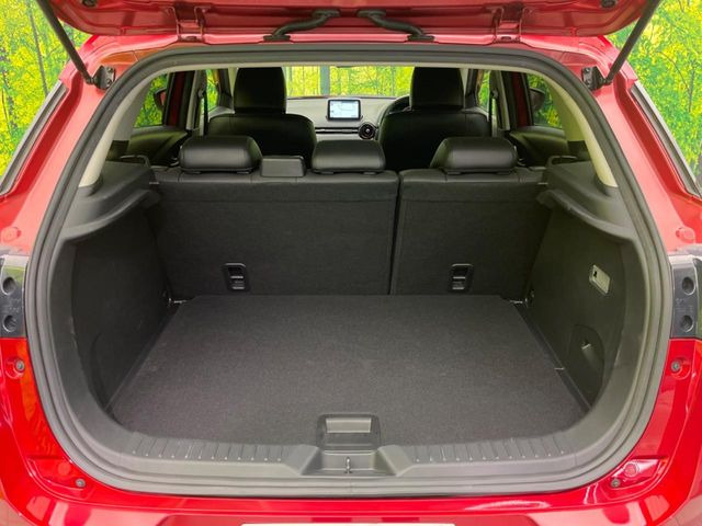 ���i�̂���������ʋ΁A���}���ɏ\���ȉ׎��X�y�[�X���m�ۂ��Ă���܂��B�Z�J���h�V�[�g��|���ƁA�傫�ȉו��̐ύڂ��\�ł���