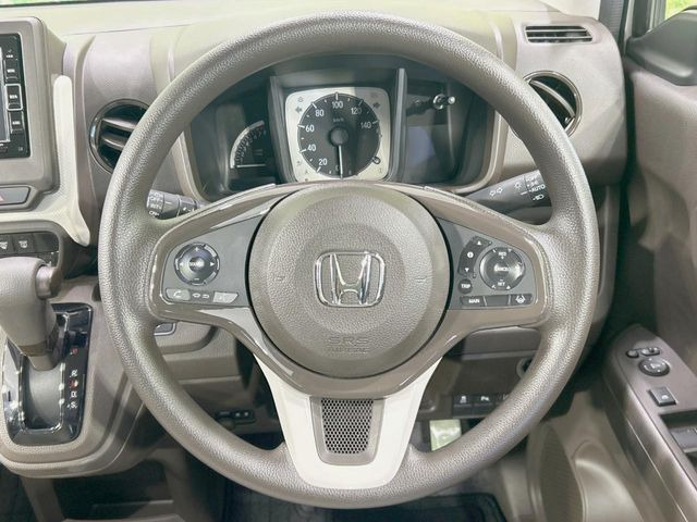 �C���e���A�ɍ��킹���f�U�C���̃X�e�A�����O�́A�^�]�������̂��Ƃ��l���A�^�]���₷���`��A�傫���ł��B�����x�A���ۂɐG���Ă��m���߂��������B