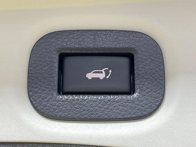 【パワーバックドア】スマートキーや運転席のボタンを押すだけでリアゲートが自動で開閉します!荷物を持っている時や、高い位置にあるバックドアを閉める際に便利な機能です♪