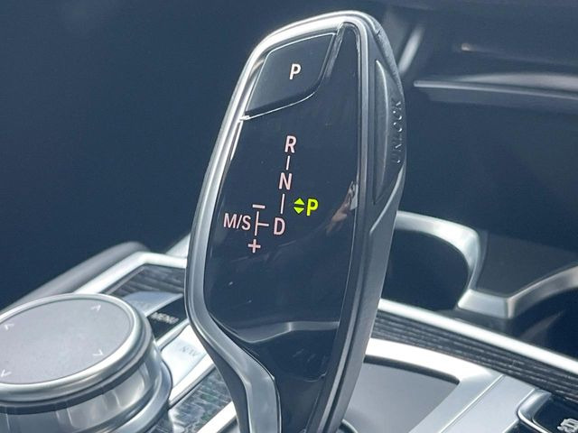 ●MTモード付きAT:通常は自動でおこなわれる変速(ギアチェンジ)をドライバーの操作によって意図的に変えられるシステムです。より一層普段のドライブをお楽しみいただけます!