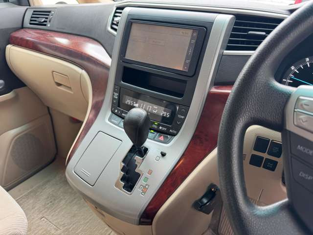 ☆納車までに車両美装など専任スタッフが作業いたします☆ 内装はスチーム洗浄をはじめ、できるだけ気分よくお乗りいただけるよう美装いたします!外装は機械で磨きをかけて、ワックスコーティングをかけています。