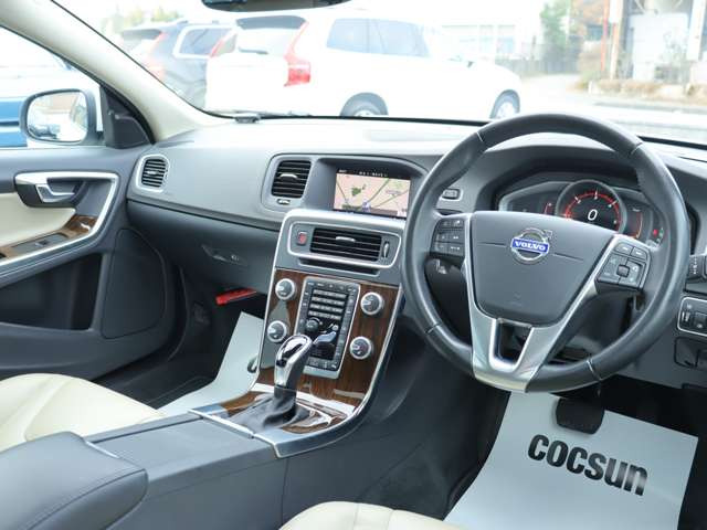 北名古屋店、土浦店は指定整備工場を所有。野田店、横浜店には認証整備工場を所有しています。それぞれの拠点に整備リフトやテスター等の設備機器を完備しています。