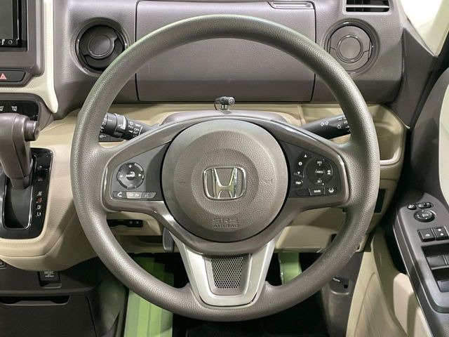 �C���e���A�ɍ��킹���f�U�C���̃X�e�A�����O�́A�^�]�������̂��Ƃ��l���A�^�]���₷���`��A�傫���ł��B�����x�A���ۂɐG���Ă��m���߂��������B