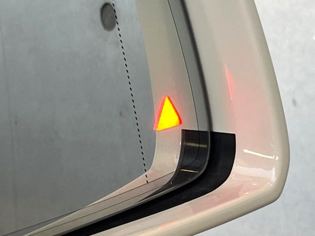 ���u���C���h�A�V�X�g�Z���T�[:���p����̎Ԃ����m���A�h���C�o�[���Ԑ��ύX���s���ۂɁA�x�����Ƌ��ɒ��ӂ𑣂��Ă������S�@�\�ł�!