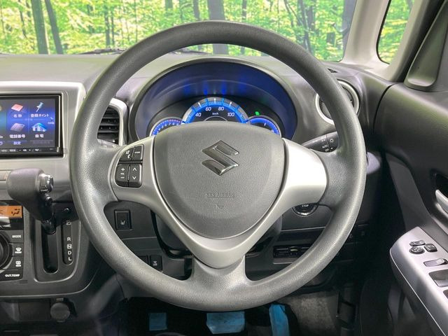 �C���e���A�ɍ��킹���f�U�C���̃X�e�A�����O�́A�^�]�������̂��Ƃ��l���A�^�]���₷���`��A�傫���ł��B�����x�A���ۂɐG���Ă��m���߂��������B