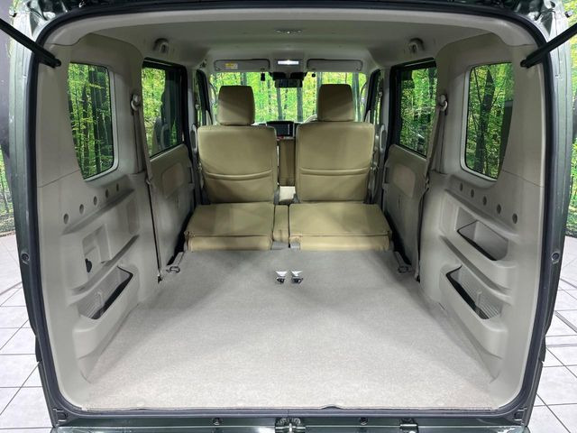 ���i�̂���������ʋ΁A���}���ɏ\���ȉ׎��X�y�[�X���m�ۂ��Ă���܂��B�Z�J���h�V�[�g��|���ƁA�傫�ȉו��̐ύڂ��\�ł���