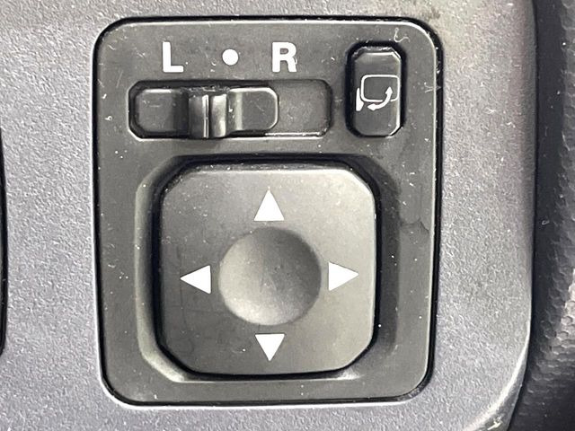 �y�d���i�[�~���[�z�T�C�h�~���[�͓d���i�[���ƂȂ��Ă���A�������ԏ�ł��L�Y�������X�N��}�����܂��B