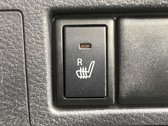 【シートヒーター】寒い日に重宝するシートヒーター!エアコンより早く温まってくれるので寒がりの人も安心ですね♪エアコンの温風は乾燥するから苦手、という方にもをおすすめです。