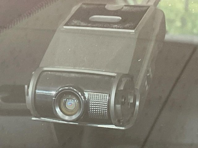 【ドライブレコーダー】安心・安全なカーライフに必須のドライブレコーダーを装備!走行中はもちろん、あおり運転や事故に遭遇した際の状況も映像で記録し、万一のリスクに備えます。