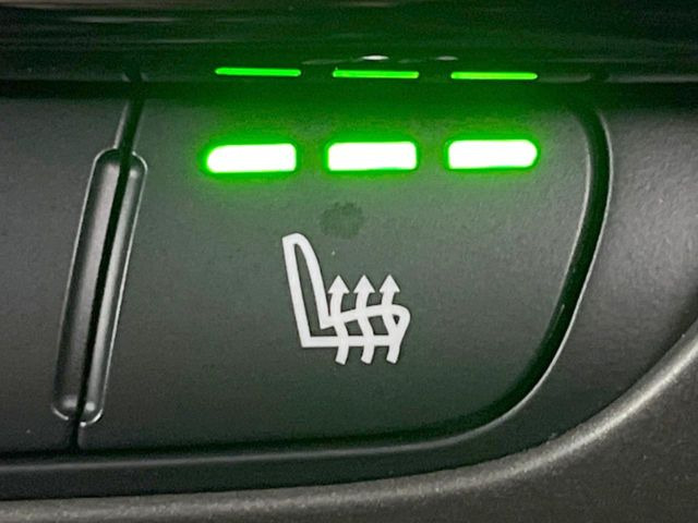 ●フロントシートヒーティング:運転席・助手席共に三段階で調節が可能なシートヒーターを装備しております。季節を問わず快適にご使用いただけます。
