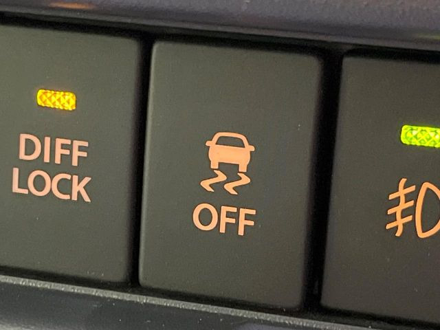 【横滑り防止装置】車両の横滑りを感知すると、自動的に車両の進行方向を保つように車両を制御します。雨の日など滑りやすい路面状況でも安全な運転が可能です。