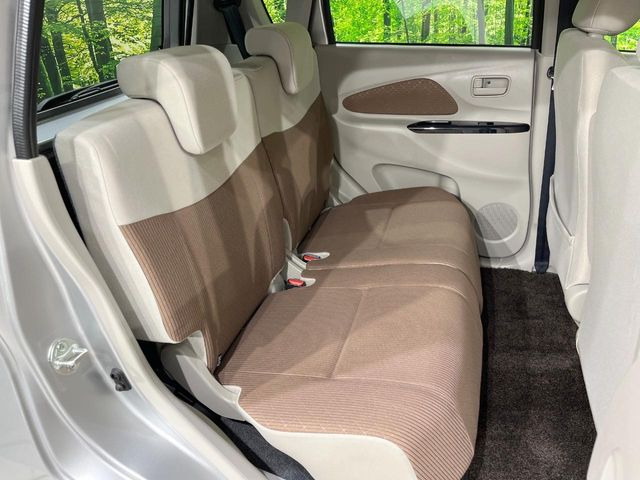 後部座席も気になるようなキズ・汚れやへたり等、大きなダメージはなく、良好な状態です。