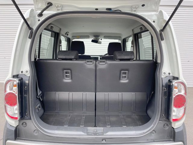 ���i�̂���������ʋ΁A���}���ɏ\���ȉ׎��X�y�[�X���m�ۂ��Ă���܂��B�Z�J���h�V�[�g��|���ƁA�傫�ȉו��̐ύڂ��\�ł���