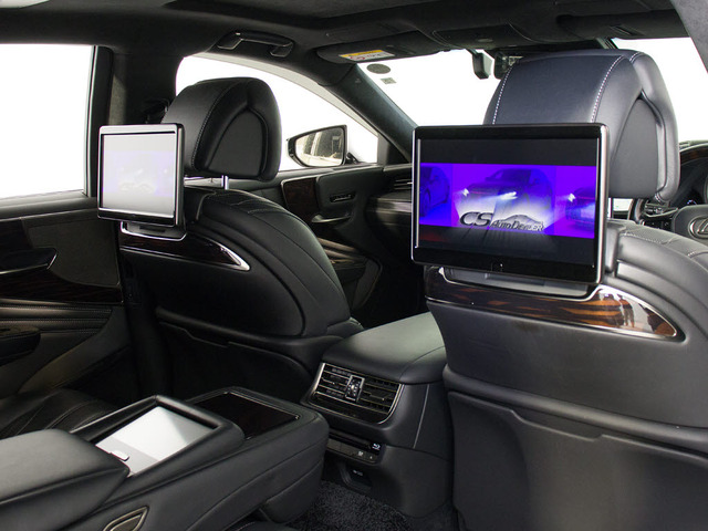 人気装備のリアエンターシステムを装着!ワイド画面モニター搭載!!さらにマークレビンソンプレミアムオーディオ、DVD機能もセットオプションにて完備しております。