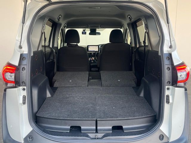 ���i�̂���������ʋ΁A���}���ɏ\���ȉ׎��X�y�[�X���m�ۂ��Ă���܂��B�Z�J���h�V�[�g��|���ƁA�傫�ȉו��̐ύڂ��\�ł���