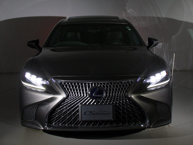 フロントビューの存在感をご覧ください!!ヘッドライトは視界良好のライト、デザイン性も高いのが特権です。