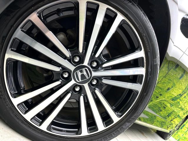 【純正18インチアルミホイール】外観にマッチした純正アルミホイールを装着しております。各種社外アルミホイールや、スタッドレスタイヤも取扱いしております。是非ご相談ください♪