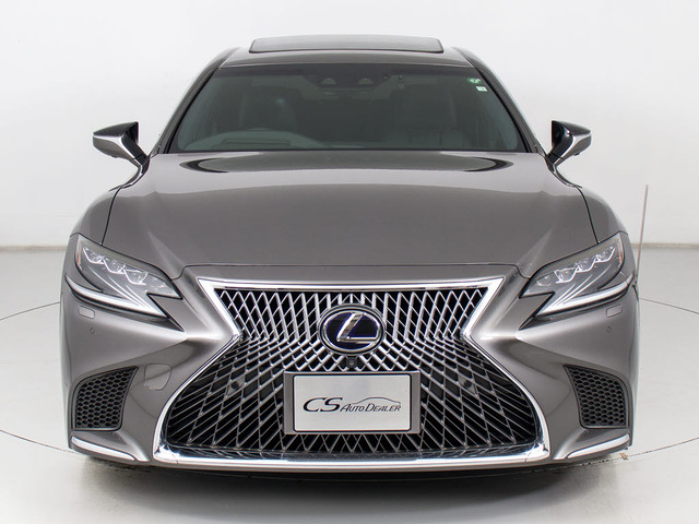 禁煙車です!室内は嫌なニオイも無く、すごく綺麗な状態です!禁煙車・・特にセダンタイプのお車では少ないですよね!!タバコのニオイが苦手なお客様必見です!快適にご乗車頂けます!!