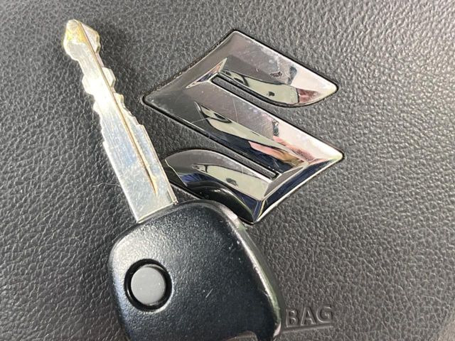 【キーレス】少し離れた場所からでもボタン一つでドアの開錠・施錠ができるのでとっても便利!ドアの鍵穴周りに傷をつけることもありません♪