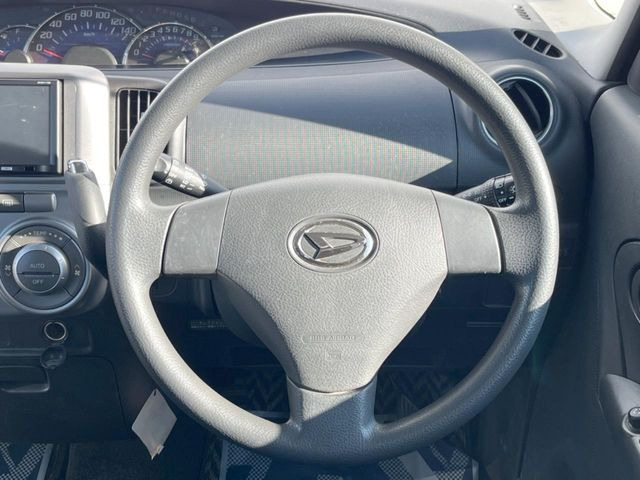 �C���e���A�ɍ��킹���f�U�C���̃X�e�A�����O�́A�^�]�������̂��Ƃ��l���A�^�]���₷���`��A�傫���ł��B�����x�A���ۂɐG���Ă��m���߂��������B