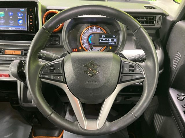 �C���e���A�ɍ��킹���f�U�C���̃X�e�A�����O�́A�^�]�������̂��Ƃ��l���A�^�]���₷���`��A�傫���ł��B�����x�A���ۂɐG���Ă��m���߂��������B