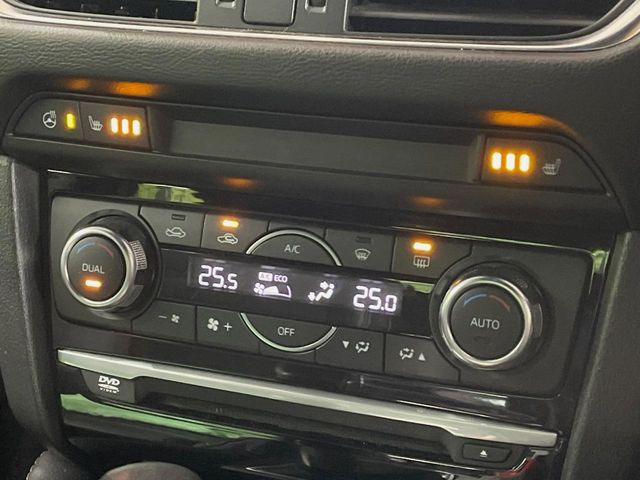 【オートエアコン】一度お好みの温度に設定すれば、車内の温度を検知し風量や温度を自動で調整。暑い…寒い…と何度もスイッチ操作をする必要はありません。快適な車内空間には必須の機能ですね♪