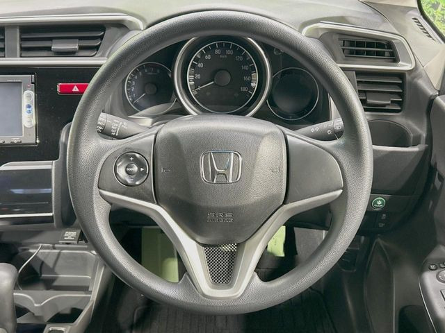 �C���e���A�ɍ��킹���f�U�C���̃X�e�A�����O�́A�^�]�������̂��Ƃ��l���A�^�]���₷���`��A�傫���ł��B�����x�A���ۂɐG���Ă��m���߂��������B